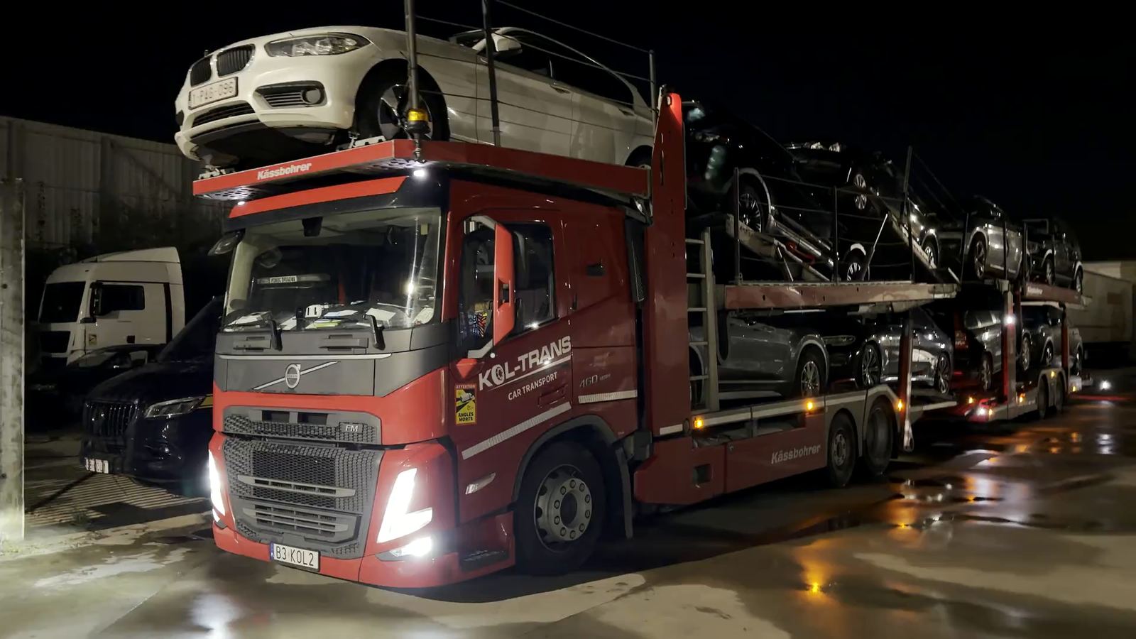 Nagranie: załadowany autotransporter Kol-Trans nocą na placu załadunkowym w Belgii
